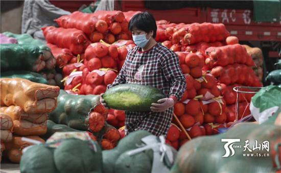 新疆九鼎農(nóng)產(chǎn)品批發(fā)市場開啟24小時營業(yè)模式，助力食用農(nóng)產(chǎn)品高效流通